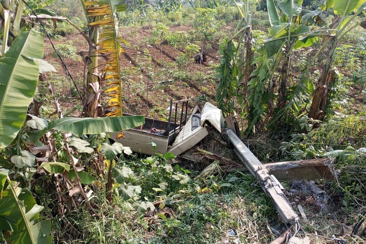 Kendaraan roda empat mobil pick up dengan nomor polisi D 8949 XC mengalami kecelakaan tunggal di Jalan Raya Padalarang-Cisarua tepatnya di Kampung Cijamil, RT 03 RW 08 Desa Mekarsari, Kecamatan Ngamparah, Kabupaten Bandung Barat (KBB), Jawa Barat, Senin (29/7/2024).