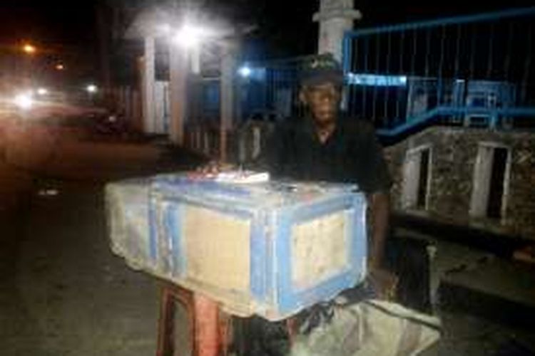 Seorang Kakek La Ido (73) sudah 30 tahun hanya menjual rokok di jalan RA Kartini dan selama 30 tahun juga ia tak pernah pindah lokasi jualannya, padahal jalan tersebut terlihat sepi dan sunyi