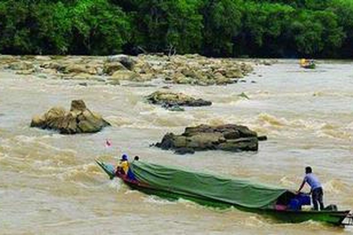 Perahu menyusuri riam Mangkikit di Sungai Katingan, Kabupaten Katingan, Kalimantan Tengah. Riam terjal itu harus dilalui untuk mencapai rumah adat khas Dayak atau betang Antang Kalang 