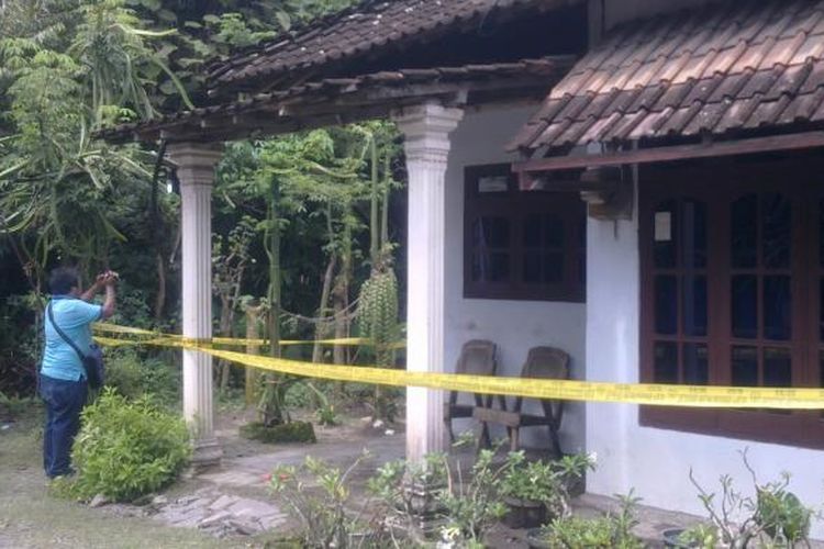 Rumah Sujarno, korban pembunuhan dengan latar belakang tuduhan pemerkosaan, di Kecamatan Wates, Kabupaten Kediri, Jawa Timur dipasangi garis polisi.