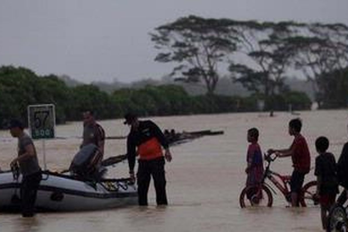 Tol Jakarta-Merak di kilometer 57 Serang, Banten, putus karena banjir, Kamis (10/1/2013). Banjir disebabkan meluapnya Sungai Ciujung juga merendam ratusan rumah warga. KOMPAS IMAGES/KRISTIANTO PURNOMO