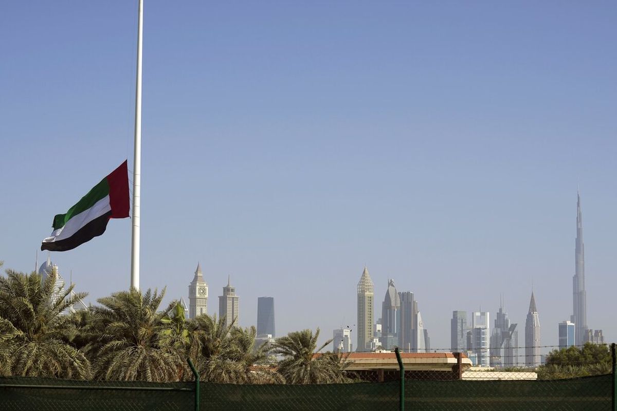 Bendera nasional UEA berkibar setengah tiang setelah pengumuman kematian presiden Emirates, di Dubai, Uni Emirat Arab, Jumat, 13 Mei 2022.