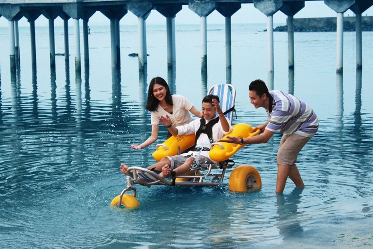 Fasilitas WaterWheels di Aston Anyer Beach Hotel.