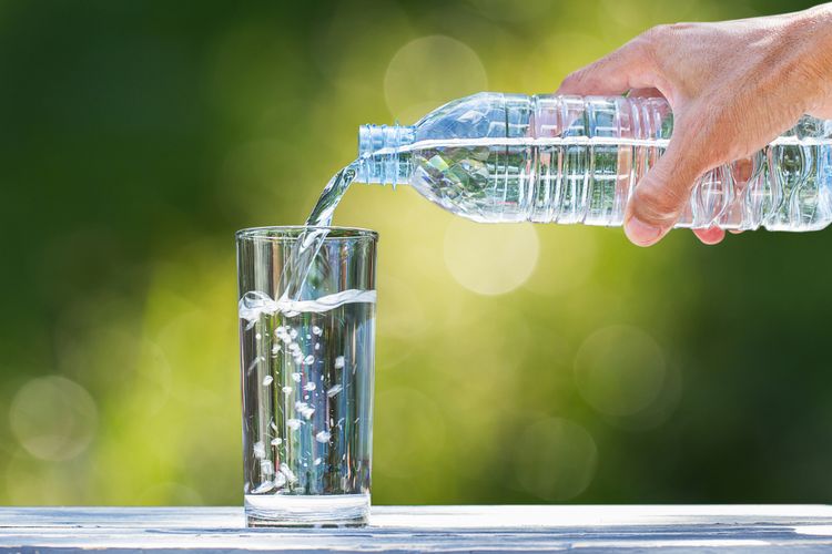 Berapa lama manusia bisa bertahan hidup tanpa minum air? Secara umum manusia bisa bertahan maksimal 3 hari, tetapi ada beberapa faktor yang menentukan yang harus diperhatikan. 