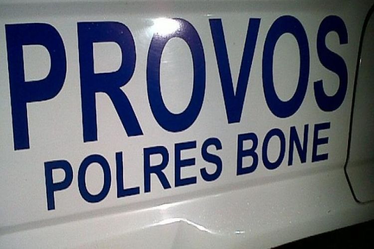 Seorang oknum polisi berpangkat Briptu ditangkap Propam Polres Bone atas laporan tindakan asusila terhadap dua wanita saat menjaga pasien di Puskesmas. Rabu, (15/3/2023).