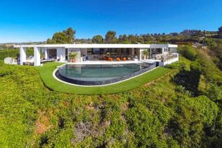 Beyonce dan Jay-Z dikabarkan telah setuju membeli sebuah rumah mewah di kawasan Beverly Hills seharga 85 juta US dollar atau setara Rp 1,21 triliun. Hunian super mewah itu dibuat oleh seorang miliuner bernama Bruce Makowsky. 