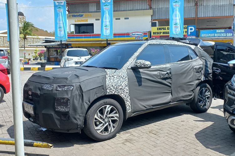 SUV yang diselimuti kain dan sticker kamuflase diduga Hyundai Creta N Line tertangkap kamera sedang tes jalan