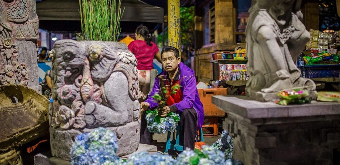 Seorang pedagang di Pasar Seni Kumbasari, Bali.