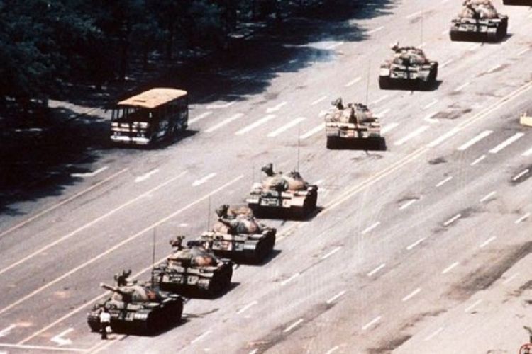 Foto fenomenal Tank Man yang memperlihatkan seorang pria berdiri di depan konvoi tank saat tragedi Tianenmen di China berlangsung pada Juni 1989. Salah satu fotografer yang memotretnya, Charlie Cole, diketahui meninggal pekan lalu di Bali.