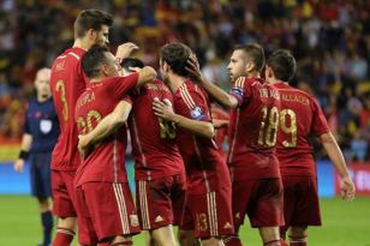 Para pemain tim nasional Spanyol merayakan gol Santi Cazorla ke gawang Luksemburg pada lanjutan kualifikasi Piala Eropa 2016 Estadio Nuevo Municipal Las Gaunas, Logrono, Jumat (9/10/2015).