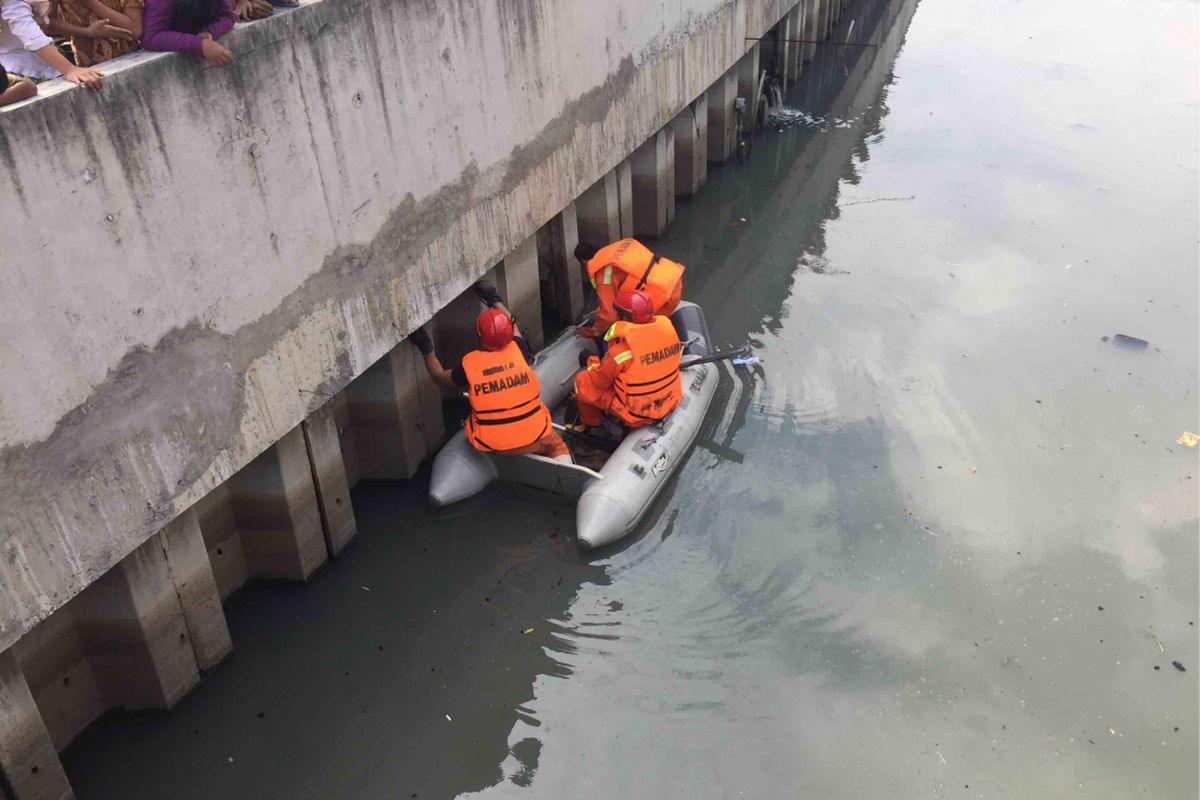 Sejumlah petugas dari Suku Dinas Penanggulangan Kebakaran dan Penyelamatan Jakarta Barat  menyisir Kali Grogol yang berada di Jalan Jelambar, Jakarta Barat. Hal itu dilakukan menyusul informasi dari masyarakat bahwa ada sejumlah buaya yang terlihat di kali tersebut, Rabu (27/6/2018).