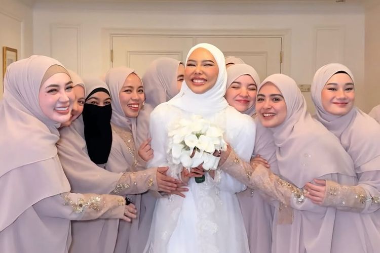 Bridesmaid Dara Arafah tampil serasi dalam abaya nude di Madinah. Elegan, lembut, dan selaras dengan suasana sakral pernikahan di Masjid Nabawi.