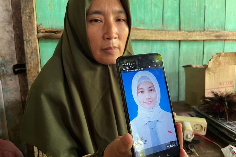 HILANG-- Linda Purwati (45), seorang guru PAUD asal Kelurahan Tawangrejo, Kecamatan Kartoharjo, Kota Madiun, Jawa Timur menunjukkan foto anaknya  semata wayang bernama Renanda Maharani Kharisma Wardhana (20) yang hilang, Selasa (11/11/2025). Risma dilaporkan menghilang dari rumah sejak Senin (3/11/2025). 