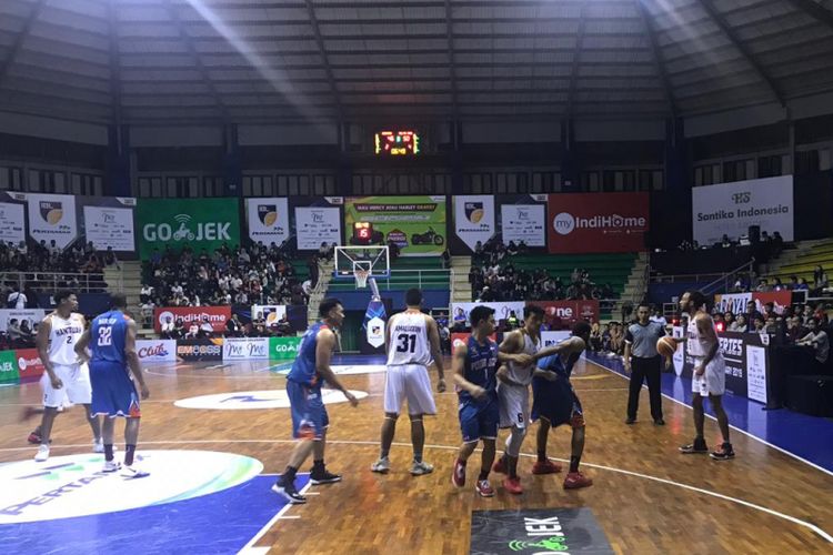 Laga Hang Tuah vs Pelita Jaya di GOR C-tra Arena dalam seri kelima IBL 2018-2018 berlangsung seru, 25 Januari 2019.