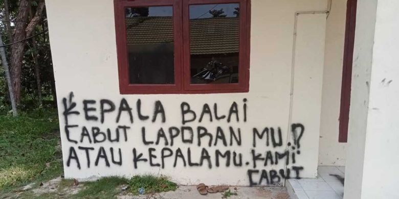 Massa diduga perambah hutan mencoret dinding kantor seksi 1 Balai TNTN di Kabupaten Pelalawan, Riau, Selasa (27/9/2022).