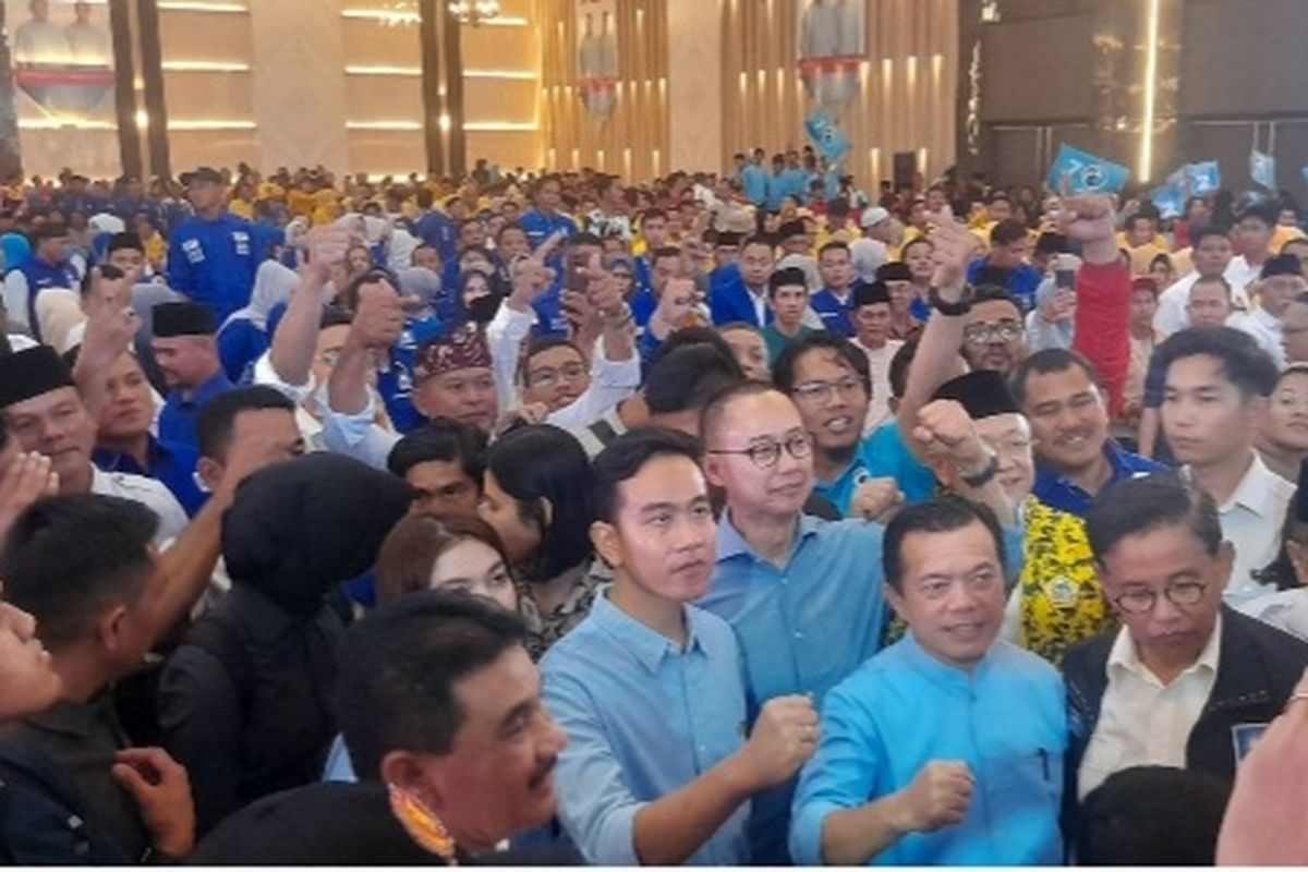Gubernur Jambi, Al Haris bersama cawapres Gibran Rakabuming Raka saat acara konsolidasi tim kemenangan daerah Prabowo-Gibran, Abadi Convention Center, Jumat (17/11/2023)