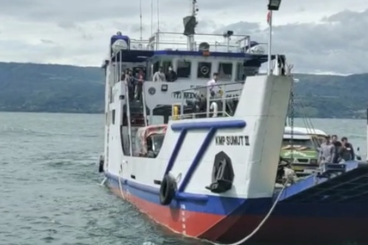 Kapal Motor Penyeberangan (KMP) tiba di pelabuhan Tigaras, Kabupaten Simalungun dari pelabuhan Simanindo, Kabupaten Samosir.