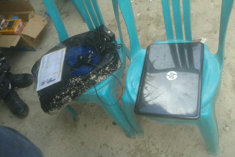 Tas milik salah satu korban tenggelamnya sebuah perahu di Kabupaten Rote Ndao ditemukan Tim SAR Kupang