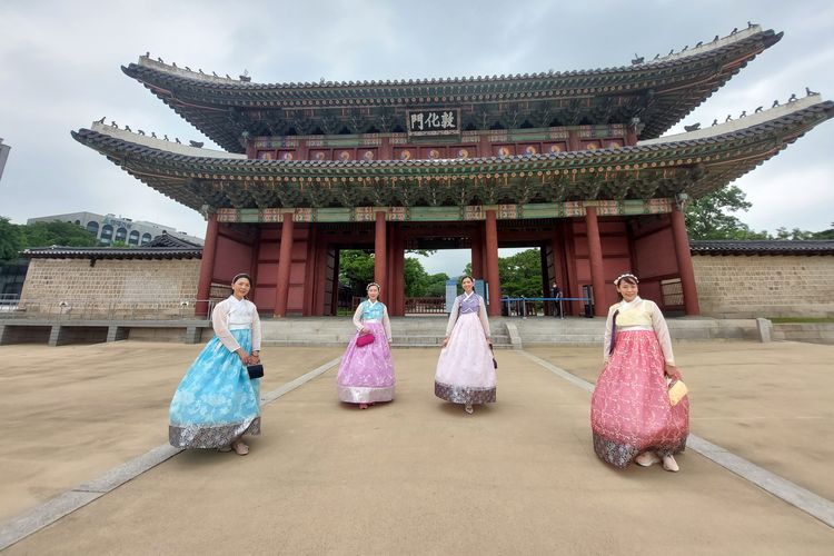 Sejumlah pengunjung mengenakan hanbok yaitu pakaian tradisional Korea saat mengunjungi Istana Changdeok di Seoul, Korea Selatan.