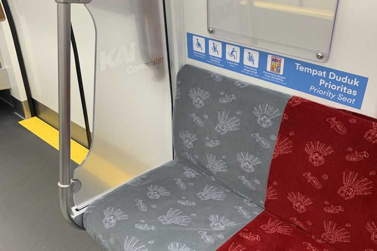 Kursi prioritas KRL baru CL-125 kini ditandai dengan warna abu-abu.

Setiap kursi penumpang umum diisi dengan dua tempat khusus prioritas di bagian ujungnya. Kursi prioritas terpisah di tiap sudut gerbong juga tetap ada. 