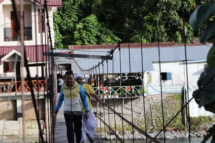 Wakil Gubernur Sumut, Musa Rajekshah meninjau lokasi wisata Bukit Lawang di Kecamatan Bahorok, Kabupaten Langkat.