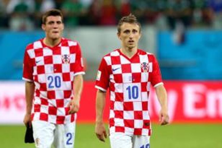 Dua gelandang tim nasional Kroasia, Mateo Kovacic (kiri) dan Luka Modric.