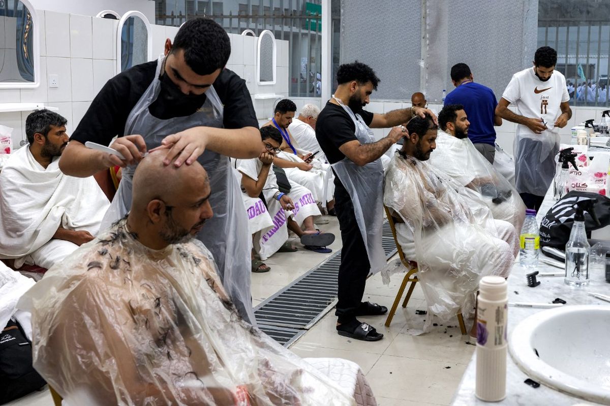 Jemaah haji sedang mencukur rambut yang merupakan salah satu rukun haji.