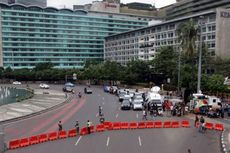 Jalan MH Thamrin Dibersihkan dari Pecahan Kaca dan Bercak Darah