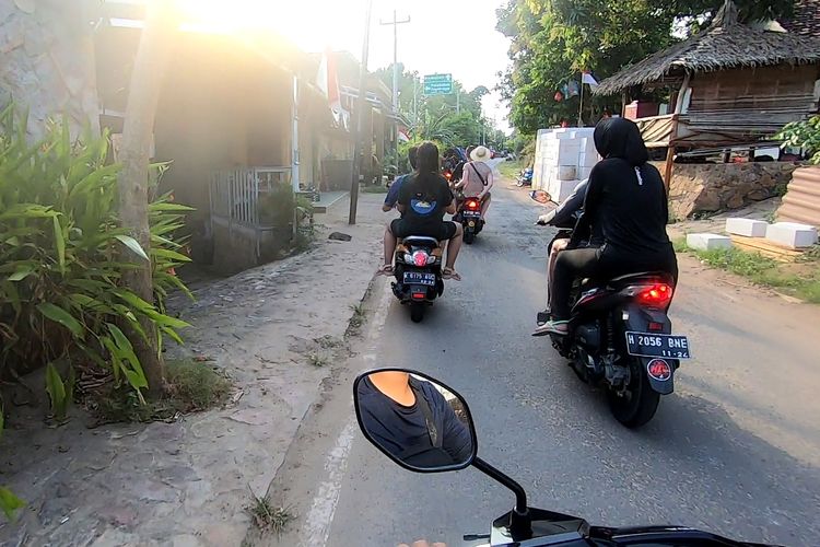 Naik motor di Karimunjawa.