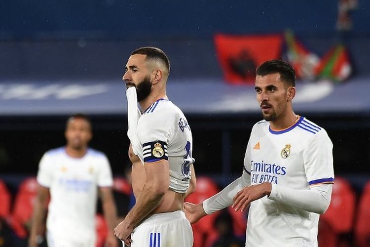 Karim Benzema (kiri) gagal dua kali penalti dalam laga Osasuna Vs Real Madrid di Stadion El Sadar, Kamis (21/4/2022). Namun demikan, Real Madrid menang 2-1 atas Osasuna.