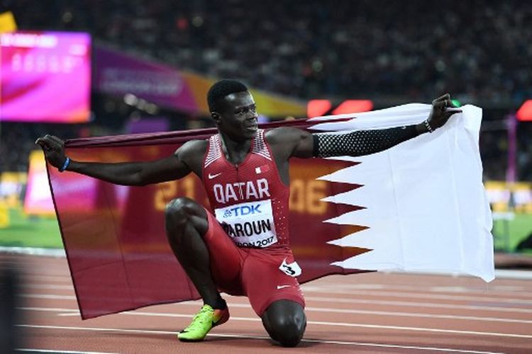 Sprinter Qatar, Abdalelah Haroun, melakukan selebrasi setelah berhasil menempati peringkat ketiga lari 400m  IAAF World Championships 2017.