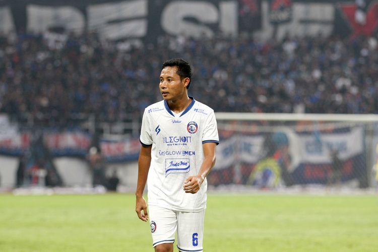Pemain Arema FC Evan Dimas saat uji coba melawan PSIS Semarang yang berakhir dengen skor 2-1 di Stadion Jatidiri Semarang, Sabtu (4/6/2022) sore.