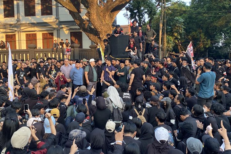 Temui Demonstran, Ketua DPRD Kota Malang Akui Tolak MBG