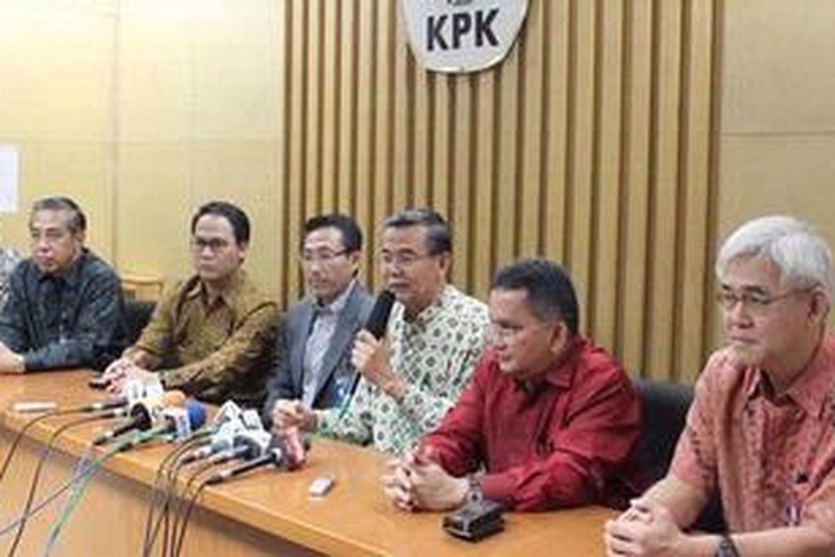 Wakil Ketua Komisi Pemberantasan Korupsi (KPK) Bibit Samad Rianto (ketiga dari kanan) menyampaikan hasil pertemuan dengan anggota Fraksi Partai Demokrasi Indonesia Perjuangan (PDIP) DPR di Gedung KPK, Jakarta, Jumat (3/9/2010). PDIP mendukung upaya KPK memberantas korupsi. 