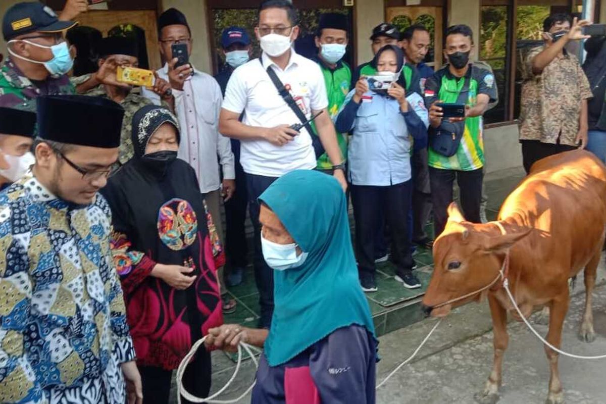 Menteri Sosial Tri Rismaharini saat mengunjungi rumah Tipatma di Desa Klapayan, Kabupaten Bangkalan, Jawa Timur, Jumat (5/8/2022).
