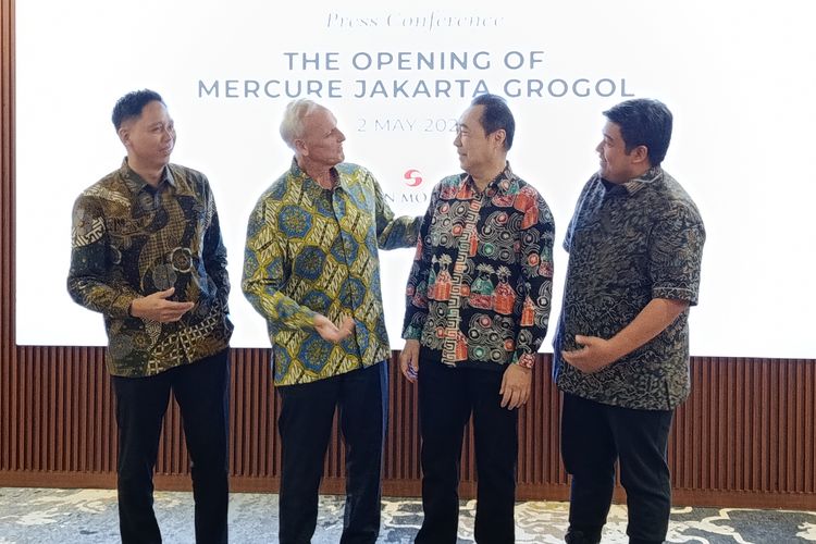 General Manager Mercure Jakarta Grogol, Friendy I Rares (kiri); Chief Operating Officer, Premium, Midscale & Economy Division, Accor Asia, Garth Simmons (kedua dari kiri); President Director, PT Sunindo Indah Hotel, Hartono Sundoro Hosea (kedua dari kanan); dan Senior Vice President Operations & Government Relations, Accor Indonesia & Malaysia, Adi Satria (kanan) saat konferensi pers Mercure Jakarta Grogol, Jakarta Barat, pada Sabtu (2/5/2026).