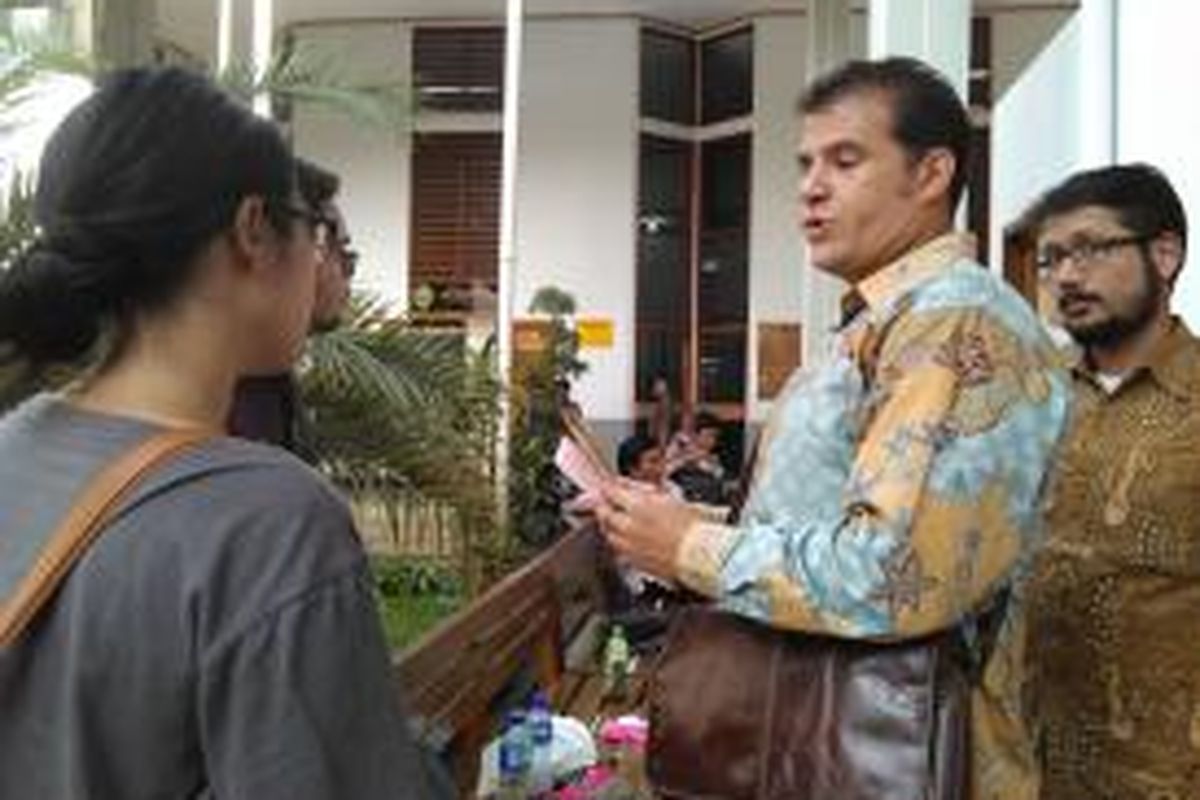 Wali Kelas AK, Murphy Neal Von, memberikan keterangan pers seusai bersaksi di Pengadilan Negeri Jakarta Selatan, Senin (3/11/2014).