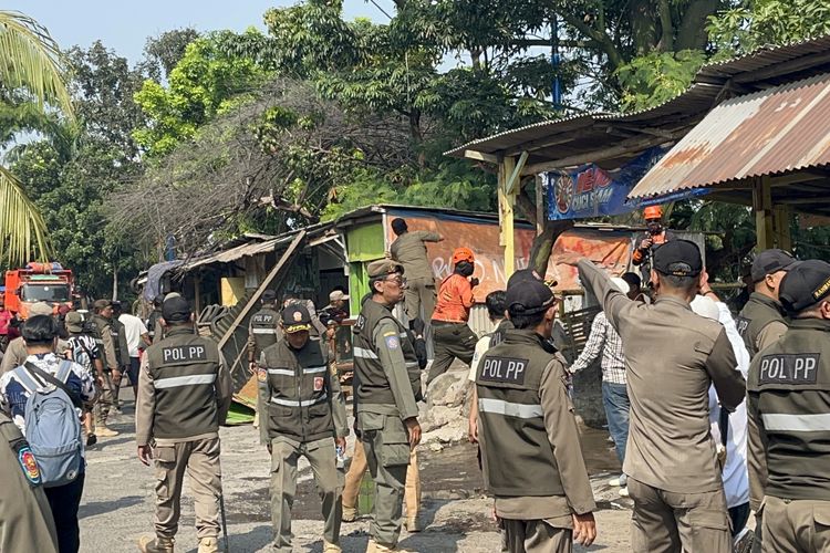 Warga Protes Penggusuran Bangunan Liar di Kali Cengkareng, Camat: Itu Tanah Orang Lain