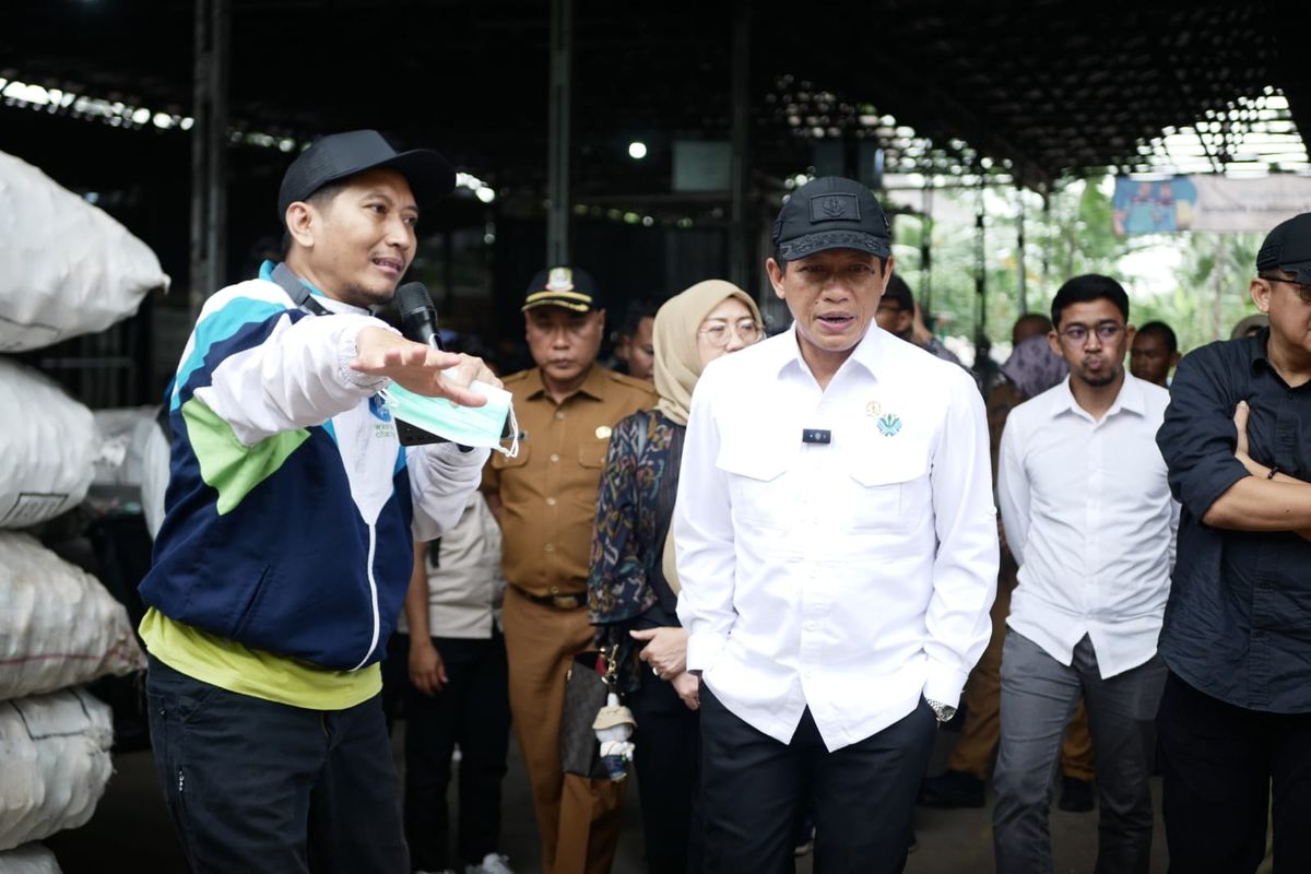 Menteri Lingkungan Hidup, Hanif Faisol Nurofiq melakukan kunjungan ke fasilitas pemulihan material Waste4Change di Bekasi, Jawa Barat pada 14 Januari 2025.

