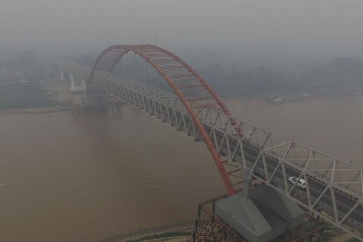 Kabut asap pekat menyelimuti Jembatan Kahayan, Kota Palangkaraya (19/09) 