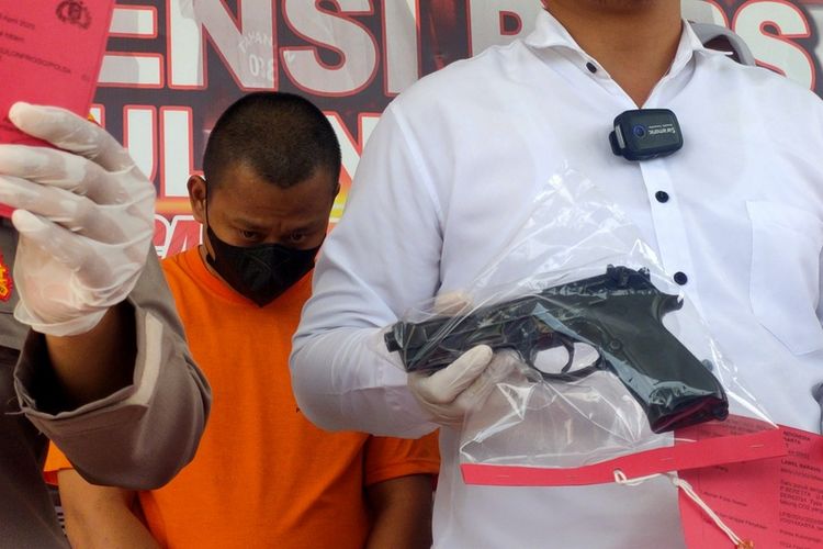 Polisi menunjukkan airsoftgun yang dipakai mengancam sopir dan kernet truk yang ditemuinya di Jalan Wates-Purworejo, Kapanewon Temon, Kabupaten Kulon Progo, Daerah Istimewa Yogyakarta. Kernet bahkan dipukul pakai pistol itu, hingga dahinya berdarah.