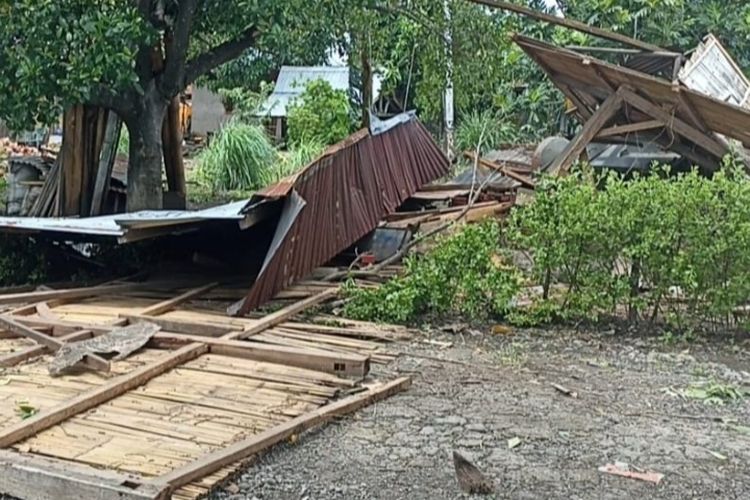 Foto: Rumah warga di Desa Nanghale, Kecamatan Talibura, Kabupaten Sikka, Nusa Tenggara Timur (NTT) rusak akibat diterjang angin puting, Rabu (18/1/2023) malam.