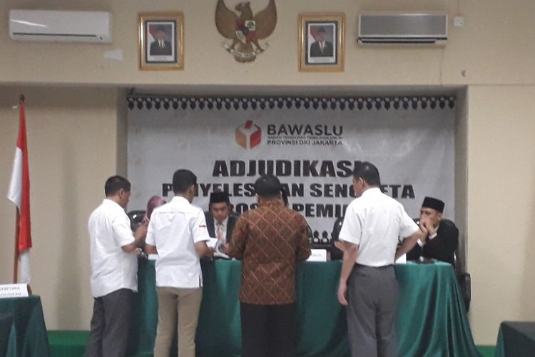 Tim Kuasa Hukum politikus Partai Gerindra Mohamad Taufik dan Komisioner KPU DKI jakarta menyerahkan dokumen dalam sidang adjudikasi penyelesaian proses sengketa Pemilu di Bawaslu DKI Jakarta, Kamis (23/8/2018).