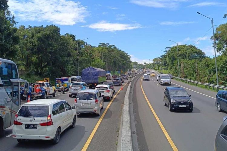 Kondisi Lalu lintas pasca kecelakaam beruntun di kM 97 Tol cipularang, Minggu (5/1/2024)