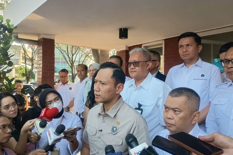 AHY Sebut Penyeberangan Merak-Bakauheni Masih Normal dan Aman meski Anak Krakatau Erupsi