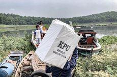 Bawa Logistik Pemilu, Belah Waduk Cirata hingga Terjebak Eceng Gondok