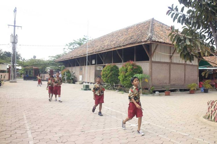 Siswa SDN Pisangsambo 1, Kecamatan Tirtajaya, Kabupaten Karawang tengah beraktivitas di sekolah sebelum Covid-19 mewabah.