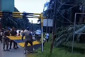 Satpol PP Bongkar Pagar BRIN di Jalan Puspitek Usai Warga Geruduk Gedung Pemkot Tangsel