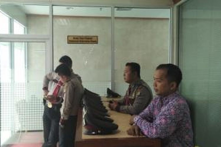 Polisi ikut menjaga jalannya sidang Mahkamah Kehormatan Dewan dalam perkara dugaab pencatutan nama Presiden yang melibatkan Ketua DPR Setya Novanto, di deoan Ruang Sidang MKD, Senin (30/11/2015). 