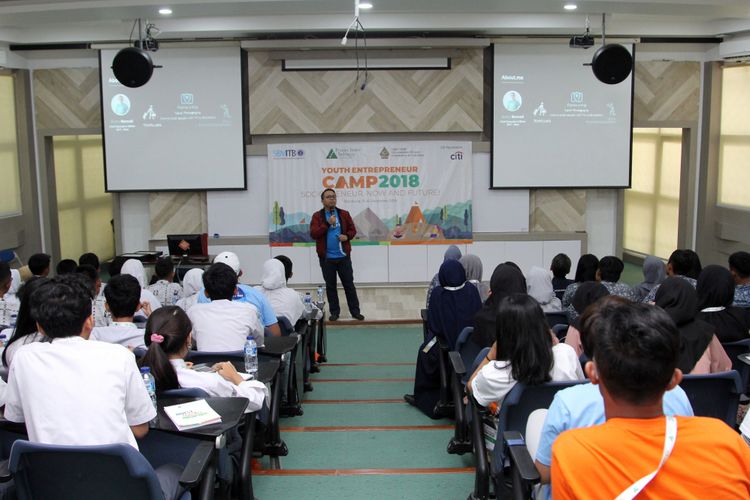 Lebih dari 500 pelajar SMA dan SMK di 5 kota di Indonesia (Jakarta, Bandung, Semarang, Surabaya dan Denpasar) berkesempatan mengikuti kegiatan pembekalan kewirausahaan Youth Entrepreneur Camp dari Citibank (15/12/2018 - 4/1/2019).